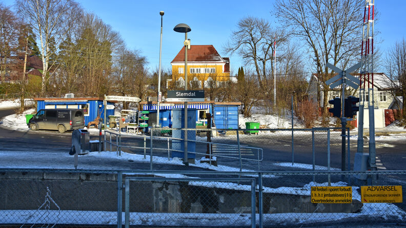 T-banestasjon Slemdal, gult hus i bakgrunnen.