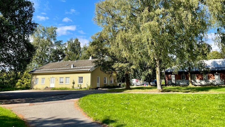 Stubberud nordre gård. Et lite trehus og et lite murhus.