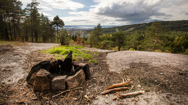 Tilrettelagt ildsted i naturen, med Oslo by i bakgrunnen.