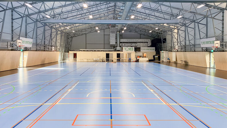 Innsiden av hallen, med oppmerkinger for ulike ballspill på gulvet. Skilt med Tøyen sportsklubb.