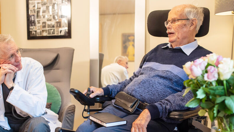 Bilde av en lege og en beboer som snakker sammen