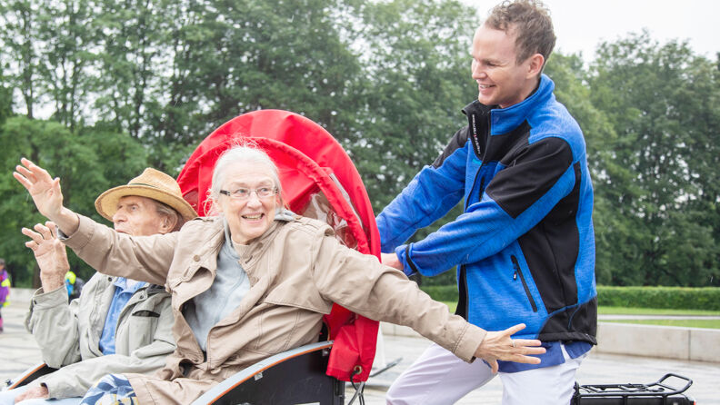 Bilde av beboere som er på sykkeltur med ansatt