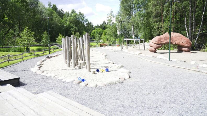 Lekeplass med sand, grus og hinderløype