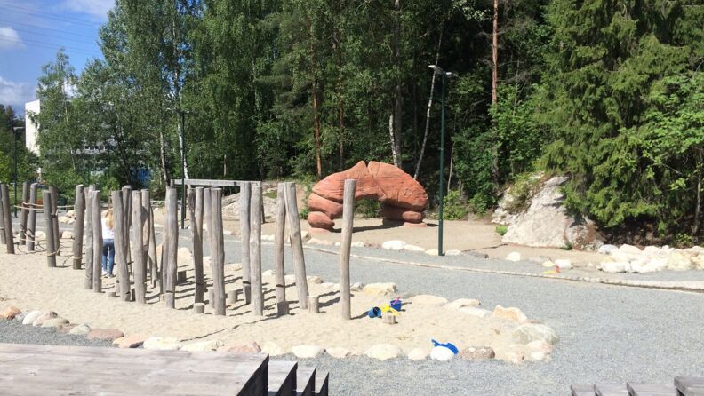 Lekeplass med steinbue og hinderløype