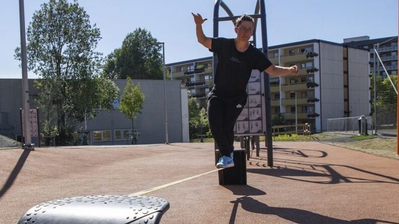 Dame som balanserer på slakk line