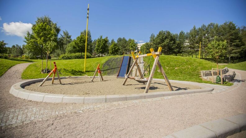 Lekeplass med sklie, huske og hengekøye