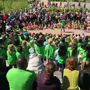 bilder av barn som synger