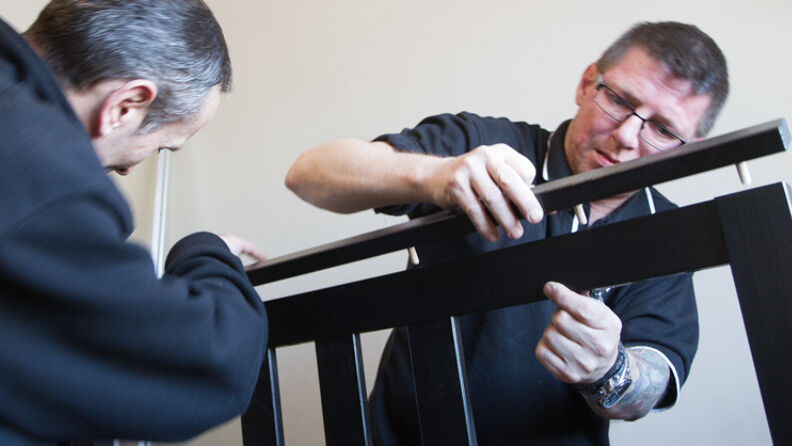 Person jobber med å sette sammen møbel