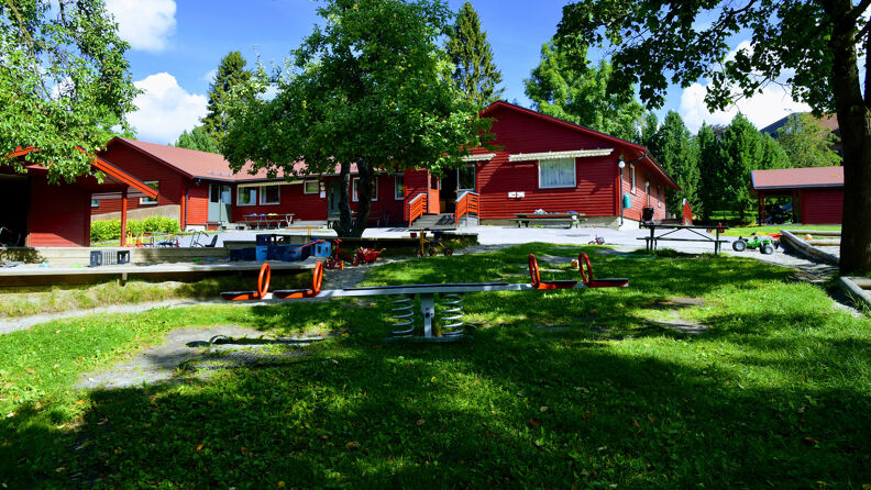 Borgenveien barnehage med utemiljø om sommeren