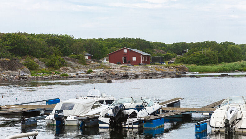 Småbåter som ligger fortøyd i bukta nedenfor Kinsbakken feriested