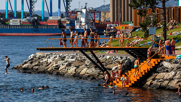 Oransje stupetårn med badegjester på Bekkelagsbadet
