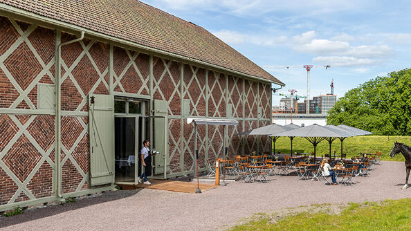 Gårdsbygg med ny fassade og uteservering