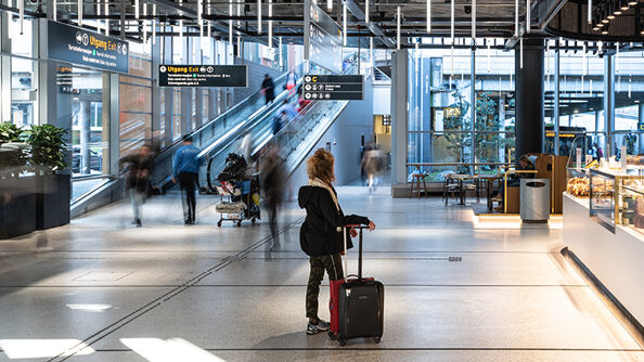 Interiør på Oslo bussterminal, med &quot;avgangshall&quot;. Lys i taket, og serveringsdisk til høyre. 