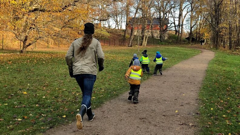 Barn med voksen går på tur