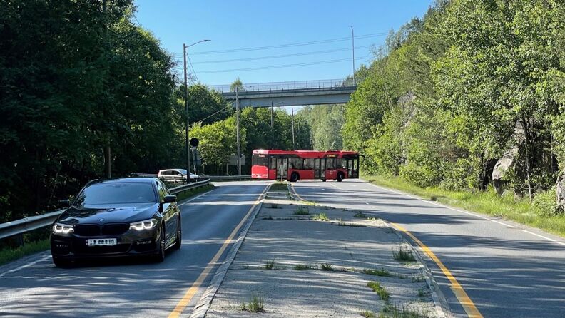 Bilde av Ljabruveien med møtende bil og buss