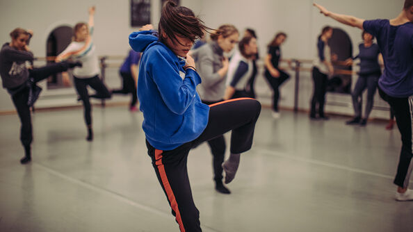Bilde av ungdommer som danser jazzdans under en time på Oslo kulturskole