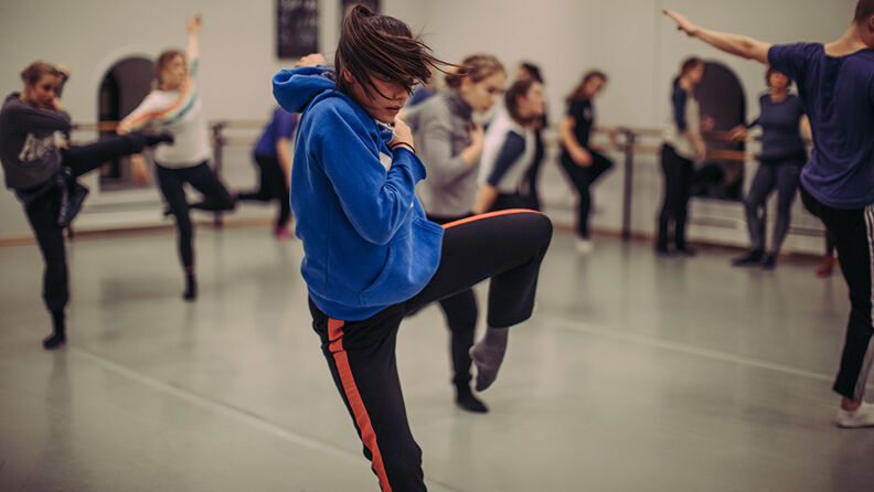 Bilde av ungdommer som danser jazzdans under en time på Oslo kulturskole