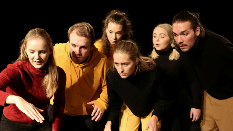Studenter ved forstudium teater på Oslo kulturskole står i klynge på scenen under en teaterforestilling. Skuespillerutdannelse og teaterkurs i Oslo.