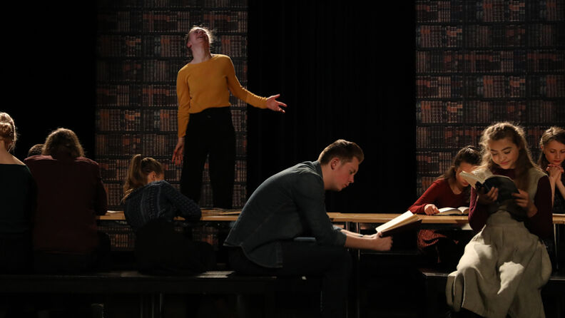 Studenter ved forstudium teater på Oslo kulturskole på scenen under en teaterforestilling. Skuespillerutdannelse og teaterkurs i Oslo.