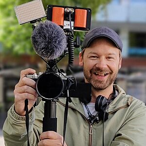 Bildet viser Petter "Uteligger" Nyquist med et filmkamera i hendene.