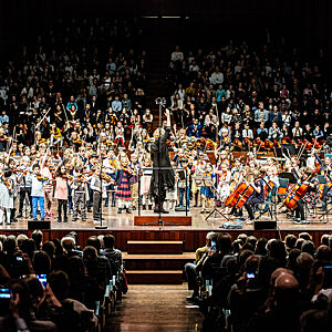 Bilde av barn som spiller fiolin på scenen under en konsert i Oslo konserthus.