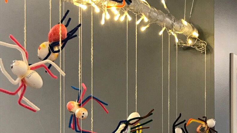 Edderkopper hengende fra taket laget av barna