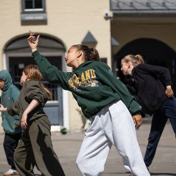 Ungdommer danser hip hop på Schous kulturstasjon