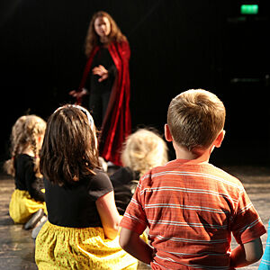Bilde av teaterinstruktør med småbarnsgruppe