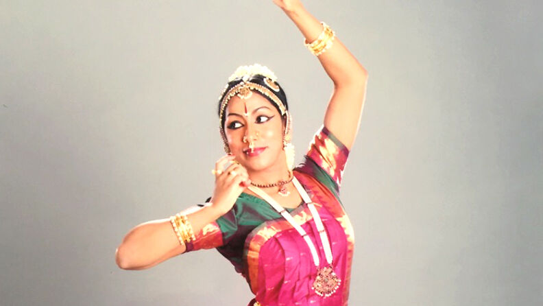 Bilde av dame som danser tradisjonell sør-indisk dans