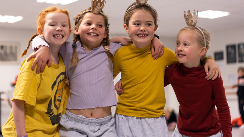 Fire barn som leker under en dansetime på Oslo kulturskole.