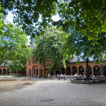 Murbygget kirkeristen. Servering utenfor og trær.