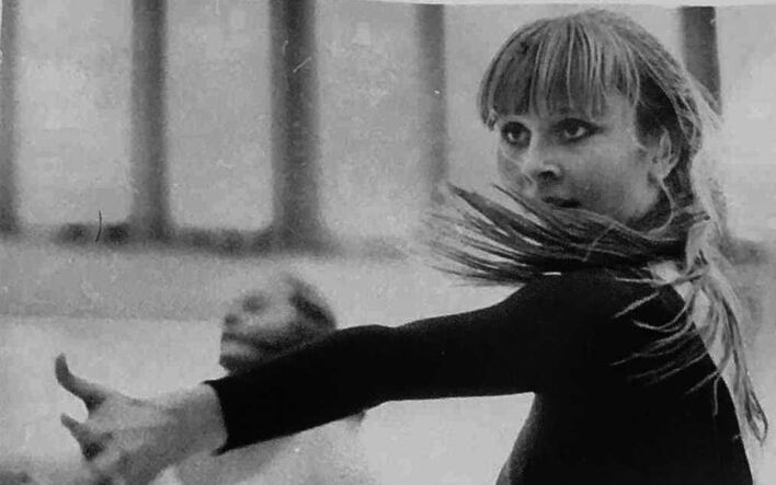 Gammelt sort-hvitt bilde av Liv Greli som danser i en dansesal