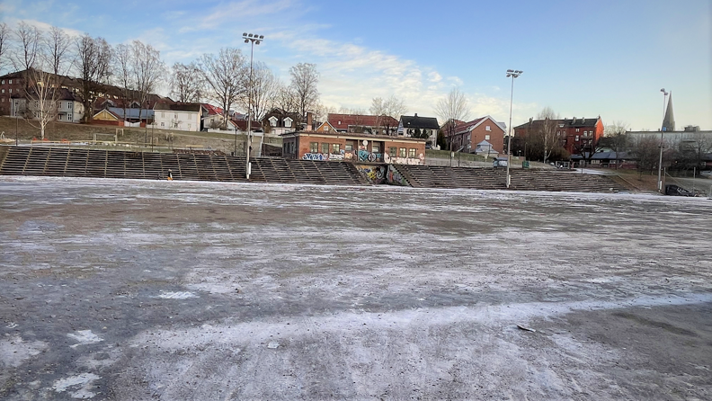 Klubbhus, tribune og området der den gamle kunstgressbanen lå 