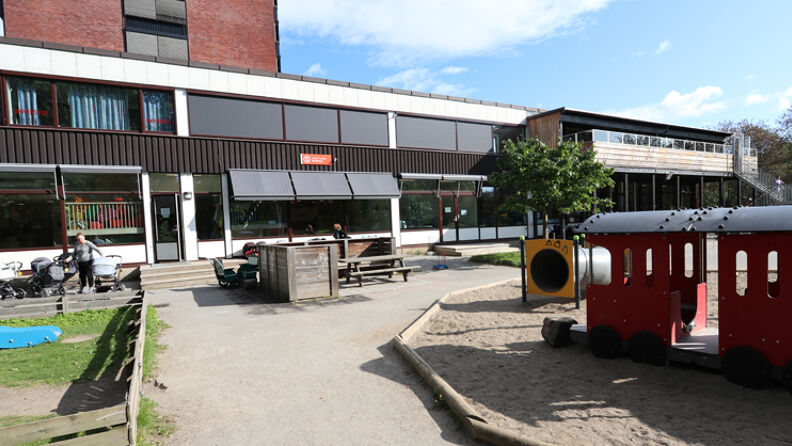 Barnehagen med utelekeplassen foran