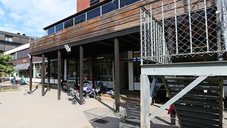 Fasaden på barnehagen ut mot lekeplassen