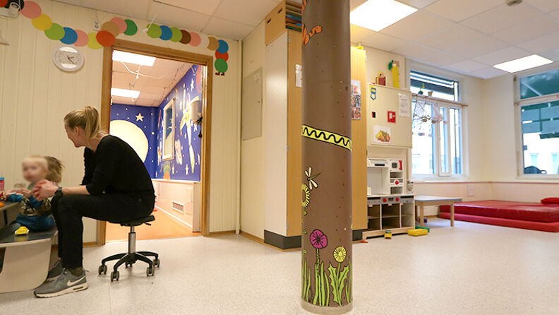 Oppholdsrom med barn som sitter og spiser