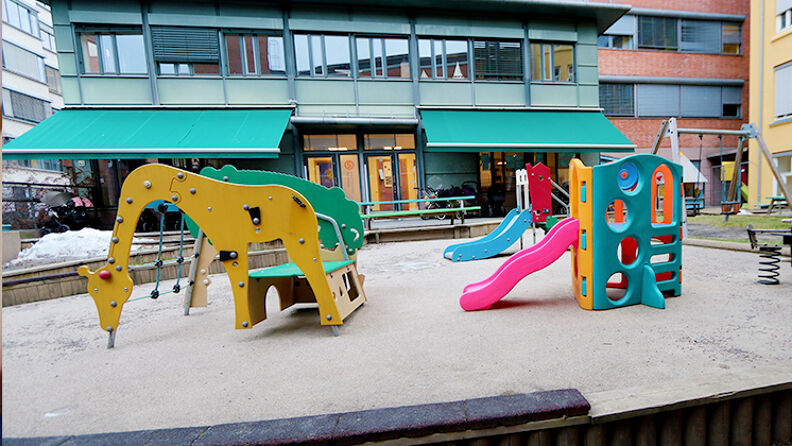 Ytelekeplassen med flere fargerike lekeaparater og klatrestativ