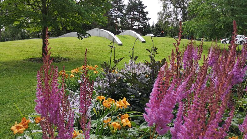 Fargerike blomster og gressplenen på Nordre minnelund