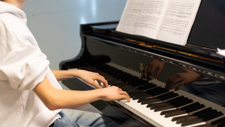 Bilde av elev som spiller piano