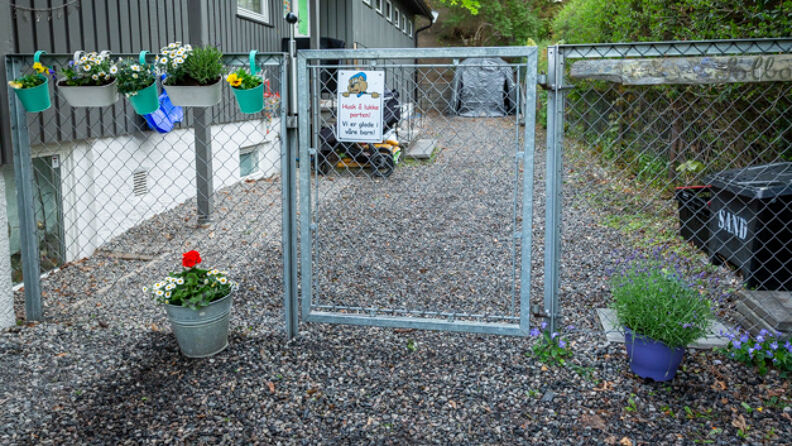 Barnehagens inngangsparti med blomster