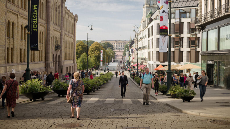 Stemningsbilde Karl Johans gate, utsikt fra Egertorvet mot Slottet.