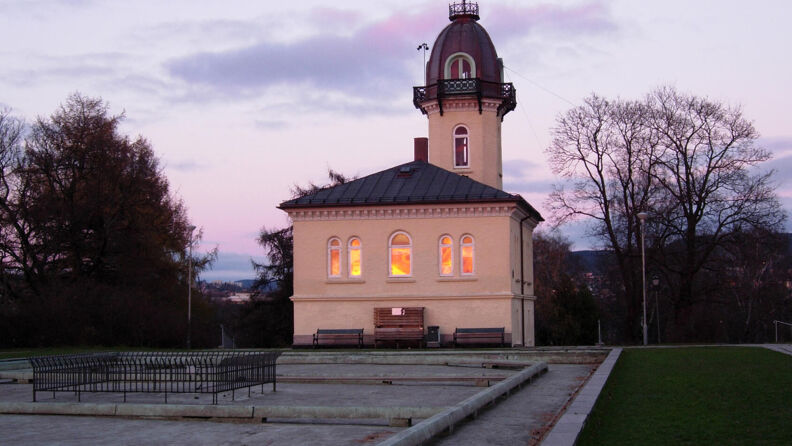 Tårnhuset på St. Hanshaugen i solnedgang foto