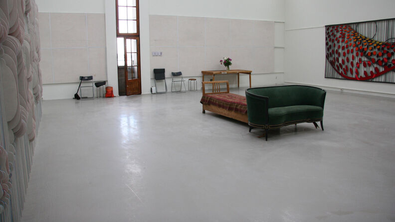 Atelier i Oslo Rådhus, her med kunst av May Bente Aronsen