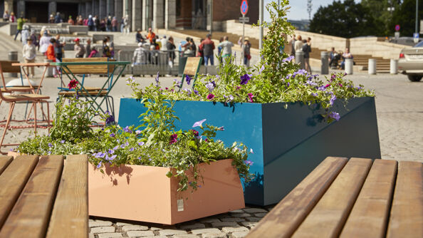 Blomsterkasser og sitteplasser på Fridtjof Nansens plass.