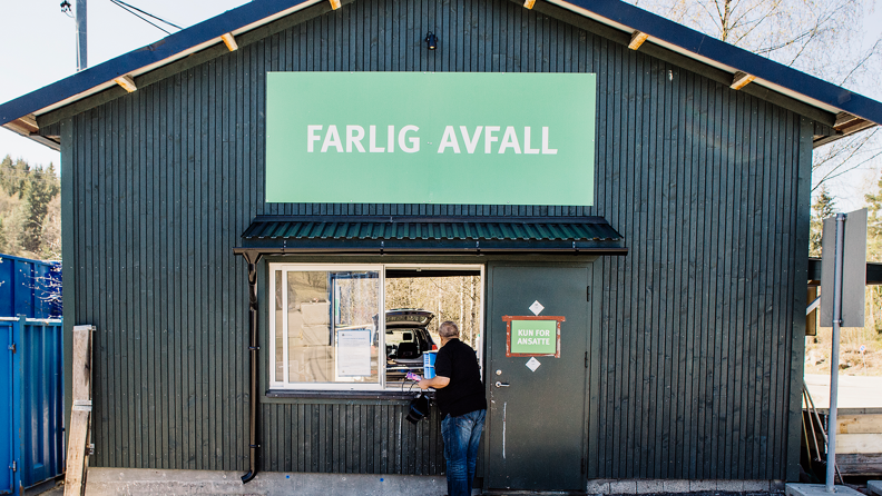 Et bygg med grønt skilt hvor det står farlig avfall