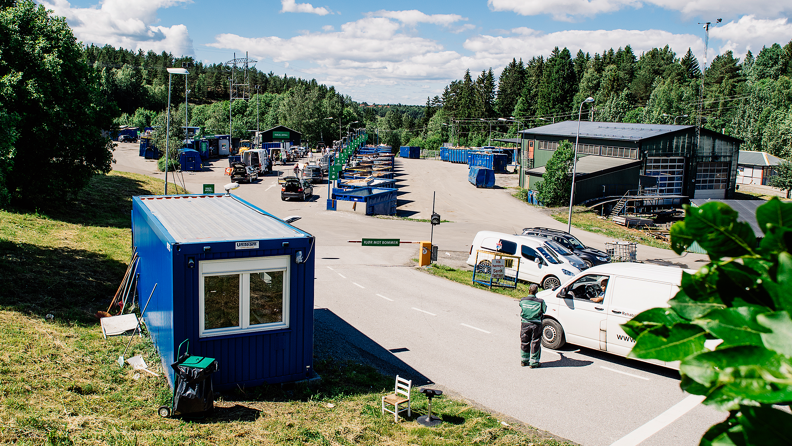 Oversiktsbilde som viser blå containere på stasjonen