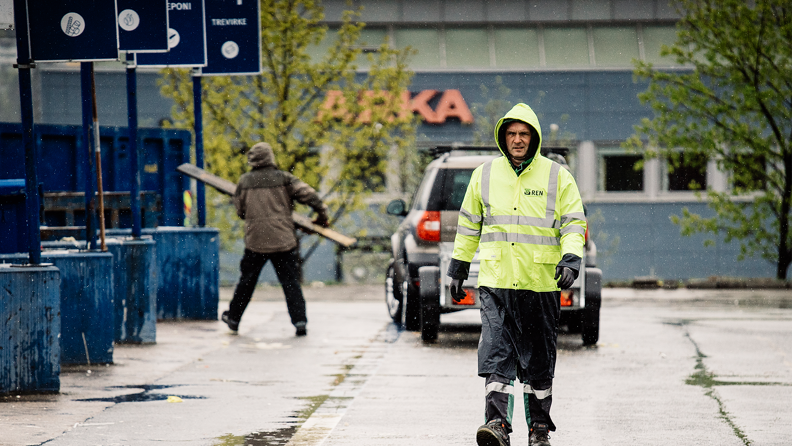 En kundeveileder i regnvær