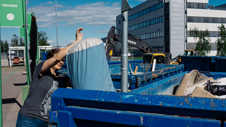 Kunde som kaster avfallet sitt i riktig container