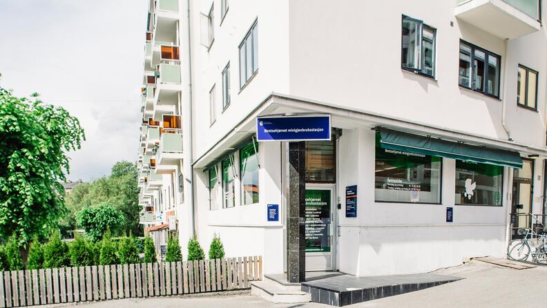 Fasada på bygård med minigjenbruksstasjon