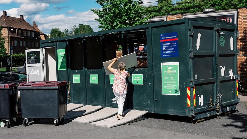 Person kaster en treplate i en container